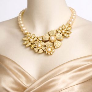 Luxurious gold‑tone floral necklace