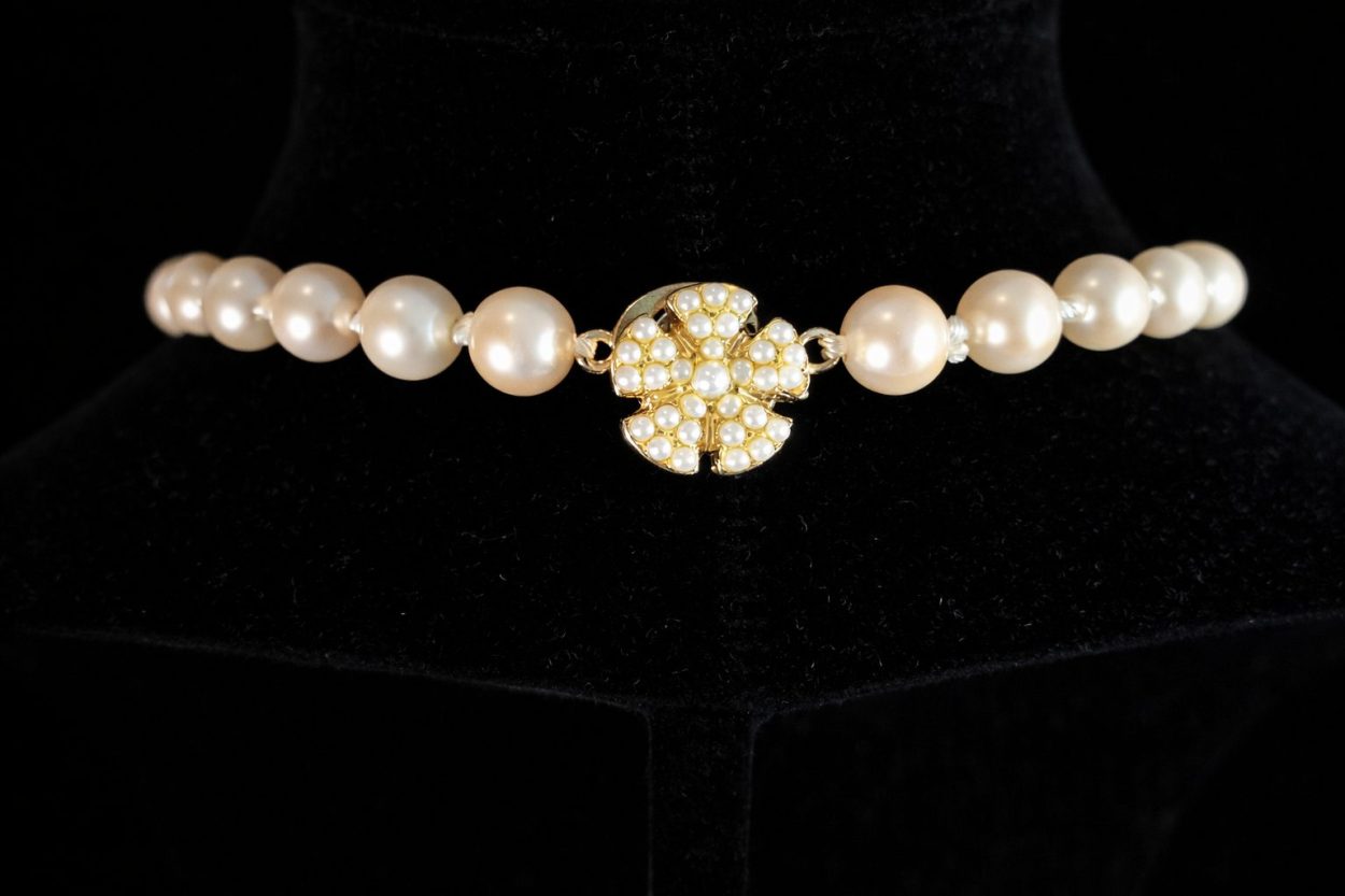 Luxurious gold‑tone floral necklace - Image 4